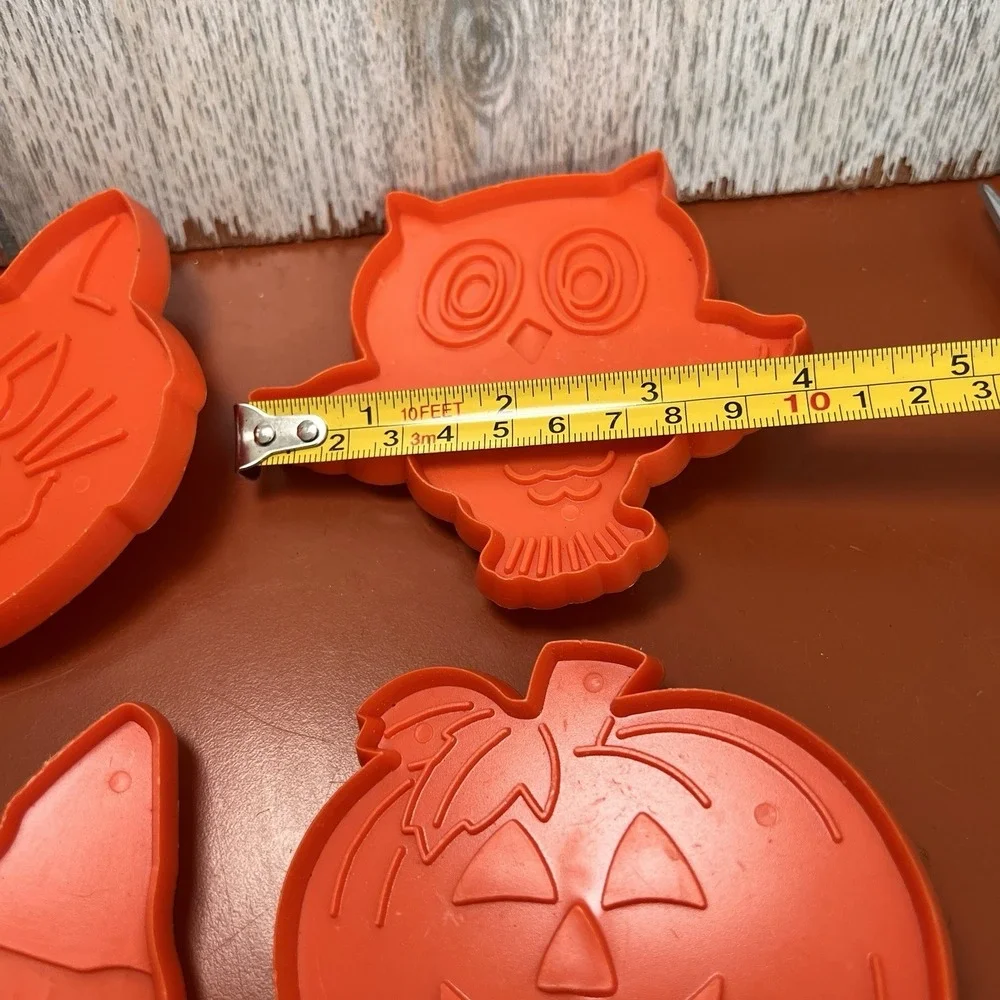 Set of 4 Vintage Orange Plastic HALLOWEEN Cookie Cutters Hallmark‎